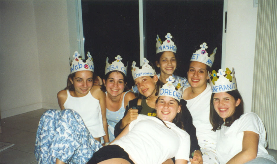 halomchairwomyn.jpg (314675 bytes)